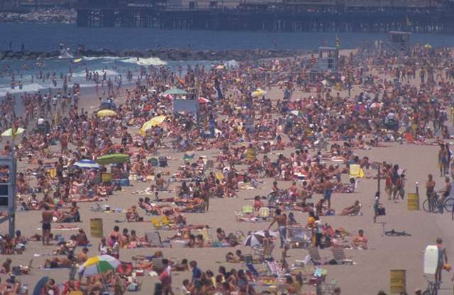 Playa atestada de gente tomando el sol